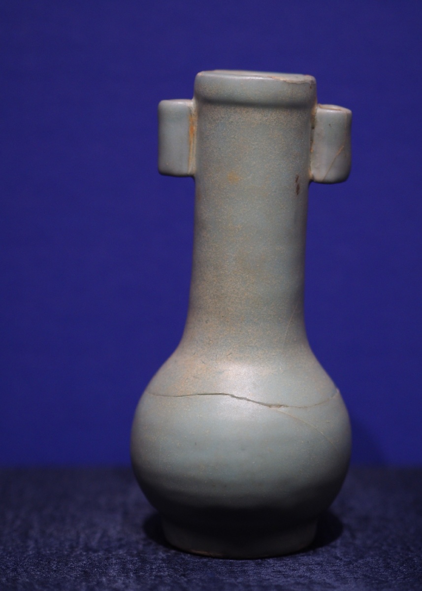 元龙泉窑青瓷贯耳瓷瓶杭州博物馆藏