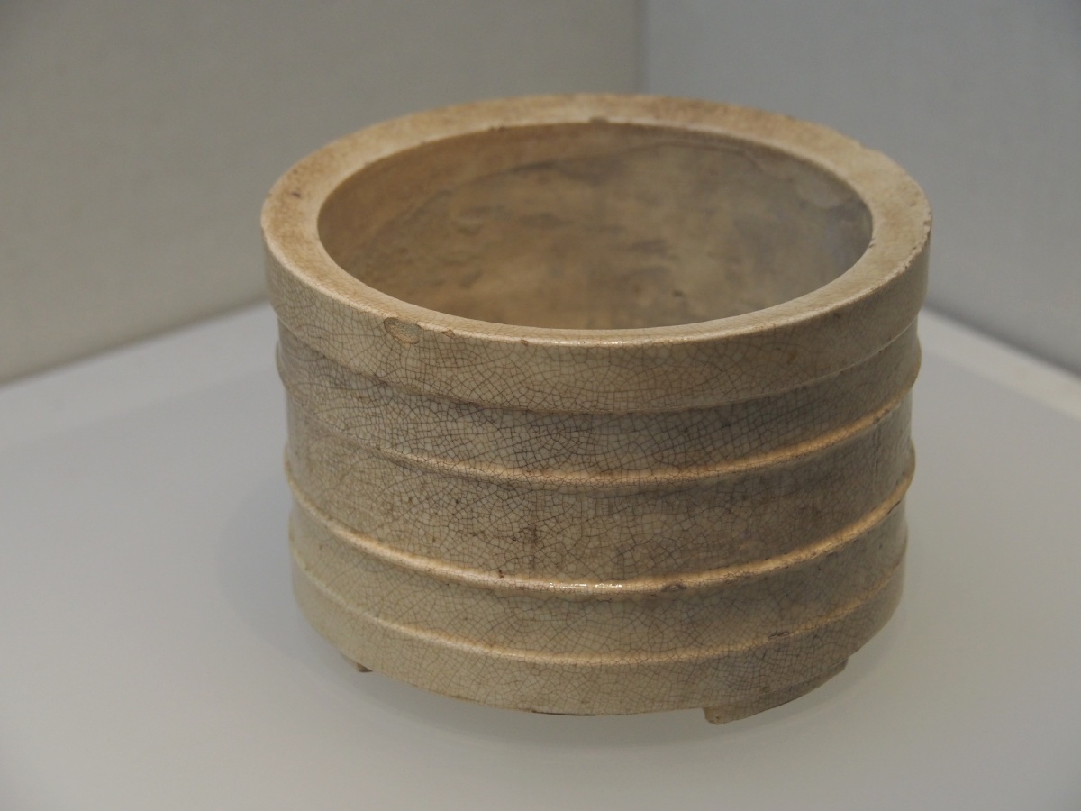 [明] 潮州窑白釉凸弦纹三足炉 汕头市博物馆藏