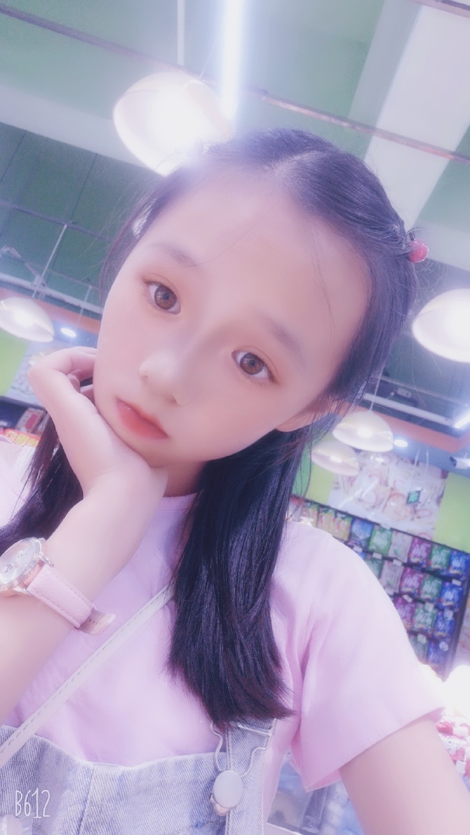 女生相册里应该有自己和自己爱豆的所有照片吧