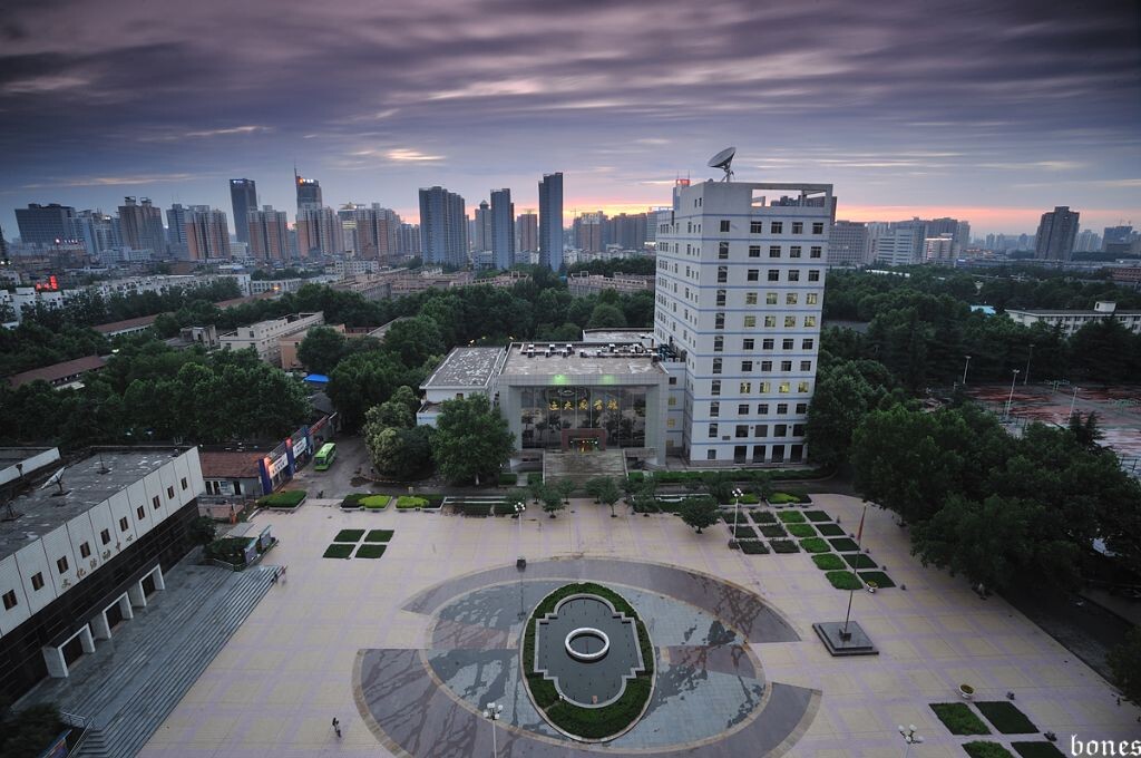 雨后，老科技楼上俯看学校。