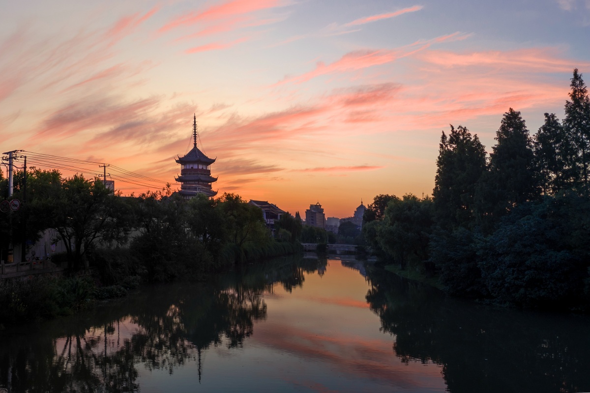 南通文峰塔古塔沉沦在市井陌巷伴着潺潺河水诉说着往日的传奇晨光中