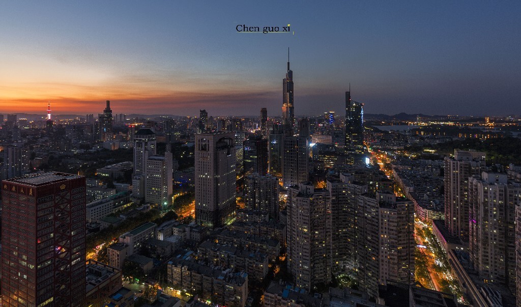 南京城市夜景   南京的城市风光片基本都是以紫峰大厦为中心，因为其他的楼实在是···