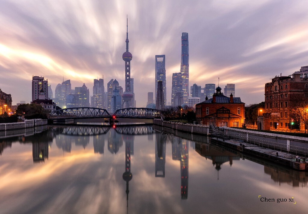 这样的天气在魔都只能算是中下，说心里话，挺羡慕的。 拍摄地点：上海 外滩 日出
