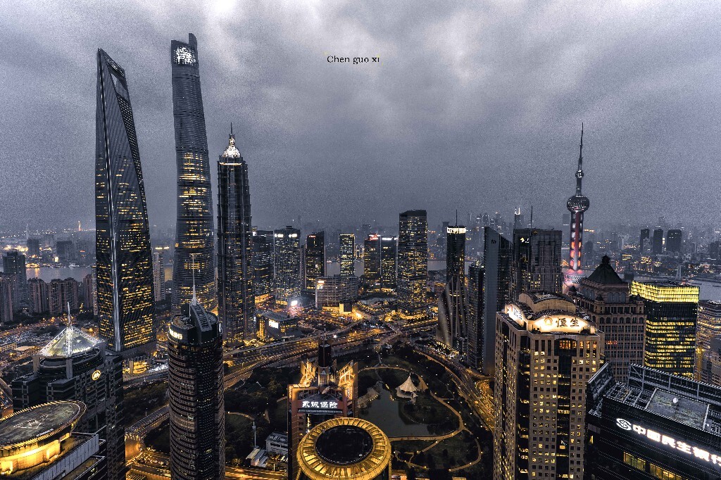可能是全中国最适合用这个色调的地方  拍摄地点：上海 陆家嘴 日落