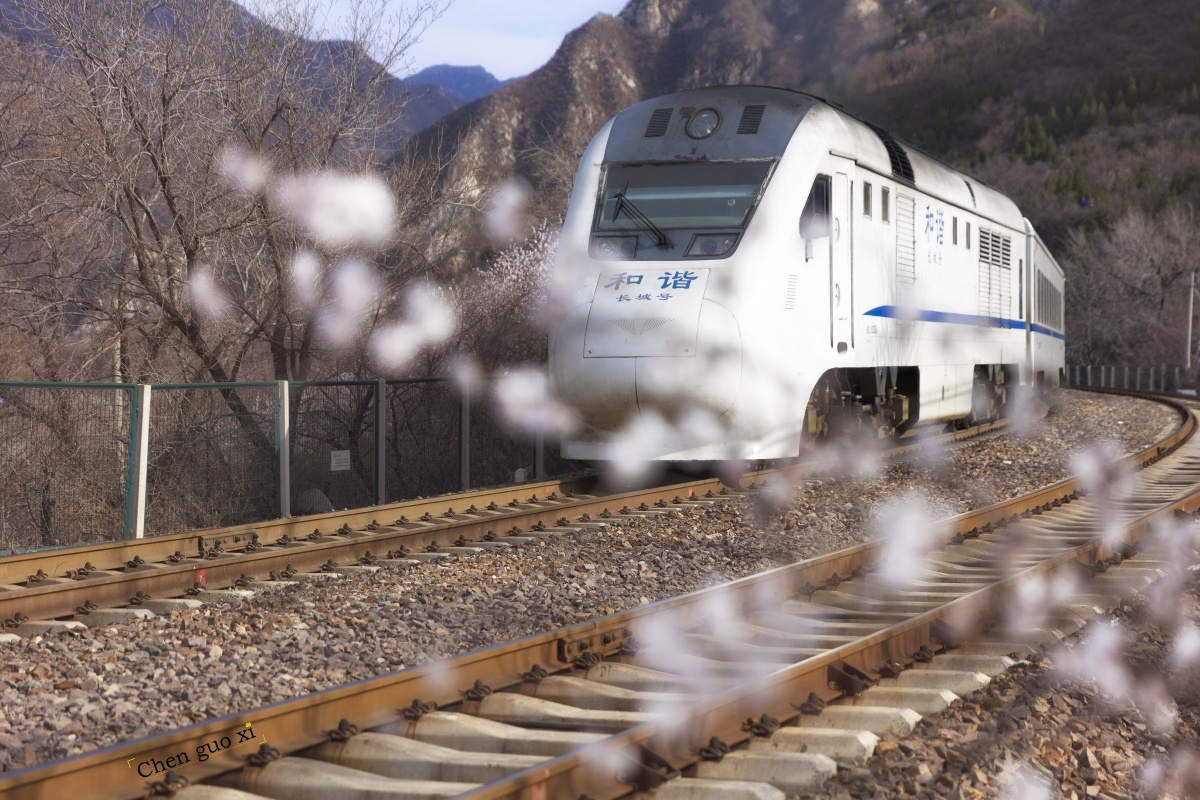 你看 火车穿梭 远处漫山春色 多像远方的梦