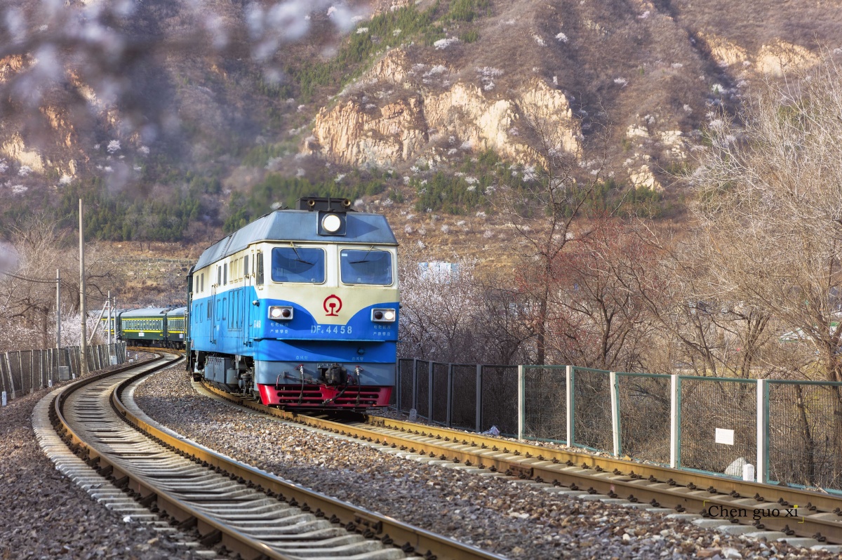 你看 火车穿梭 远处漫山春色 多像远方的梦