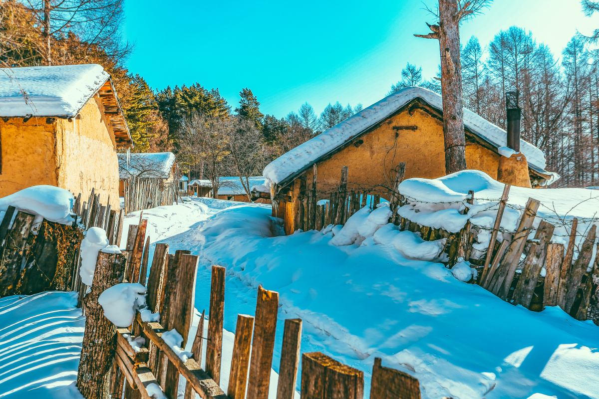 夹皮沟の冬天这里独特的土坯房成为了威虎山影视城里最亮的风景之一