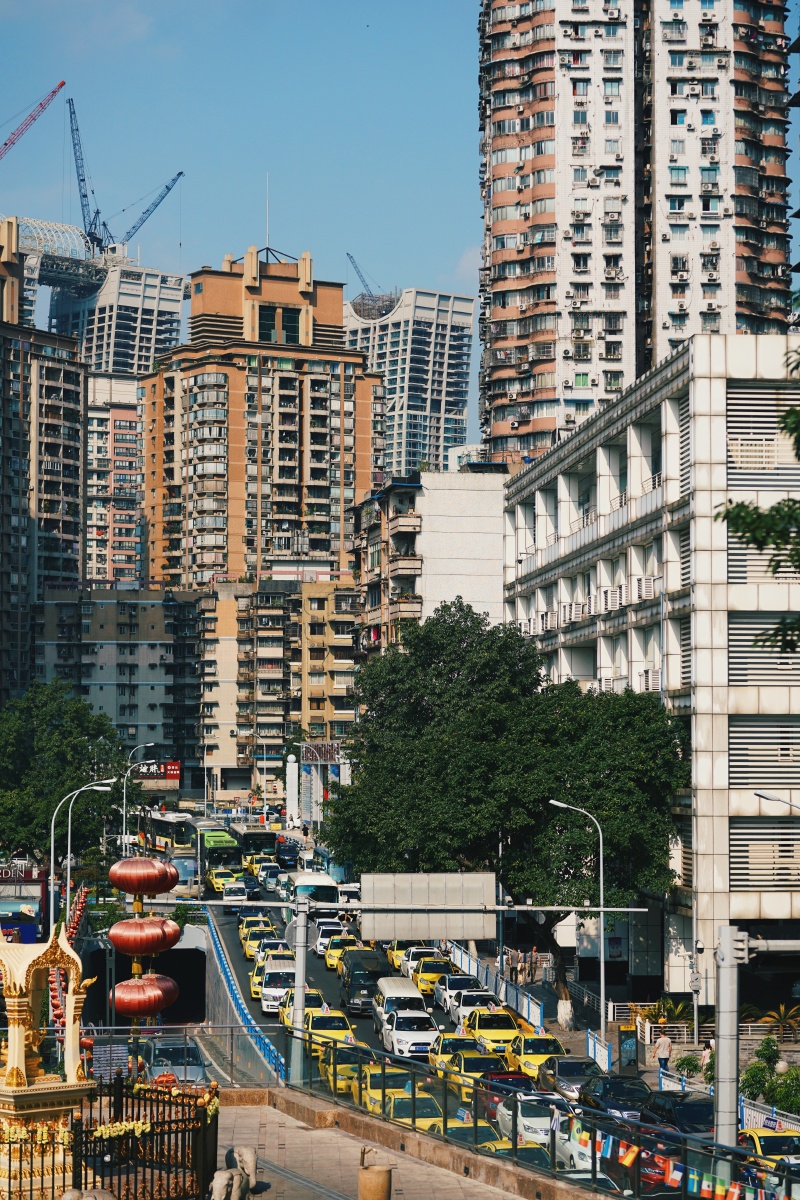 建筑非常有特色,还有一张底下没有车流的,选了这张,重庆是个密集的