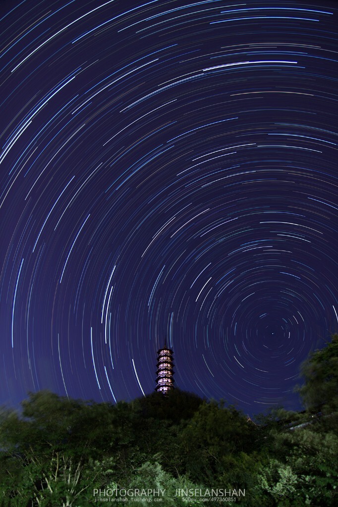 孤塔与星轨，星空下的仰望