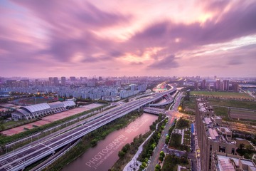 夕霞氲霓虹，倾城望流云