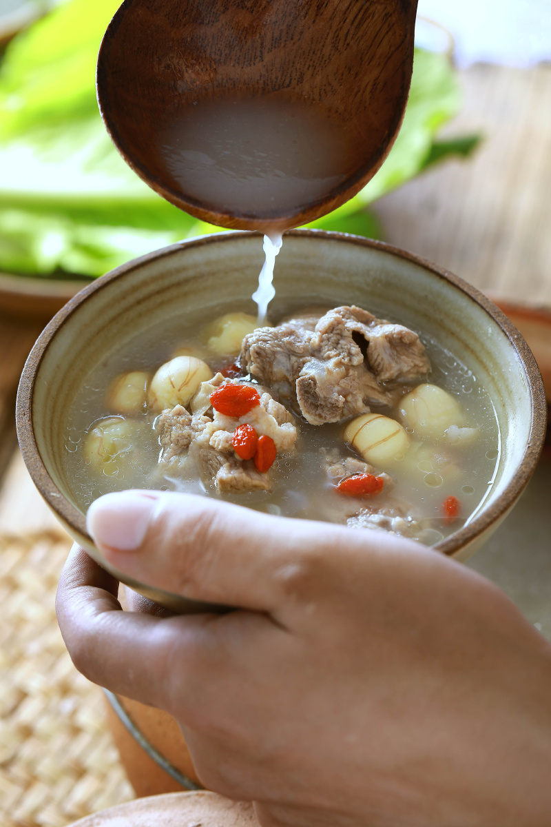 鲜莲子排骨汤秋天的燥热让人觉得,夏天不曾离去一般,荷塘里的鲜莲子与