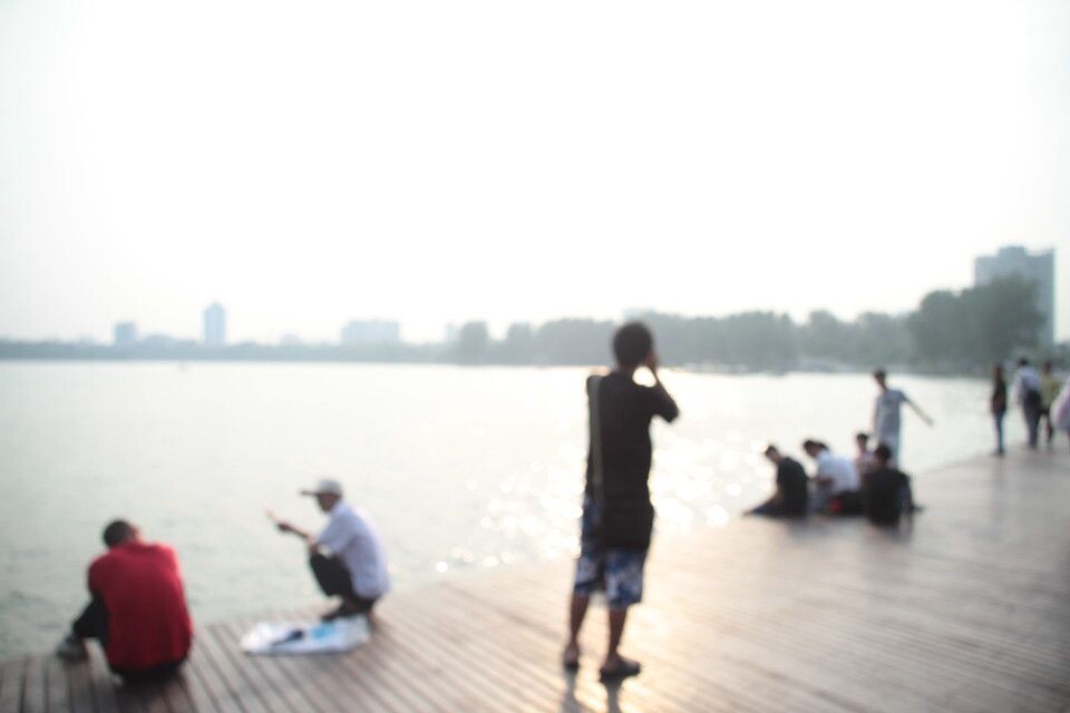 朦胧<br />
景是模糊的，人是朦胧的。极目远望，看到的是什么？