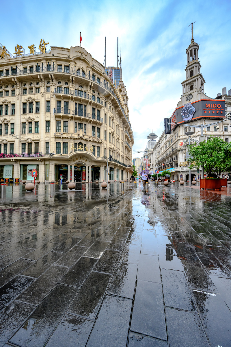 雨后的南京东路外滩