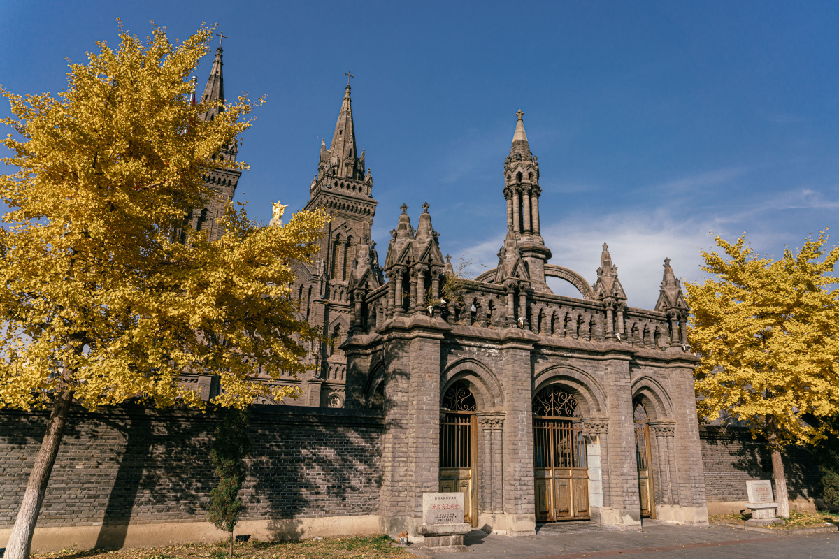 沈阳天主教堂沈阳教堂原建于1878年(清光绪四年),是法国传教士方若望