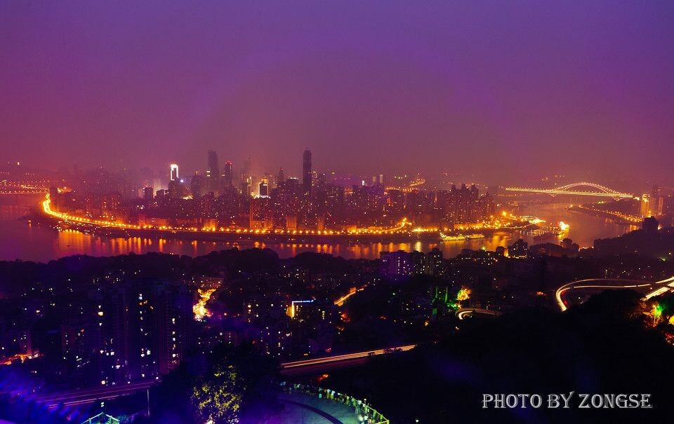 辉煌重庆<br />
有人说一个城市夜景的美丽程度代表着它的发展程度