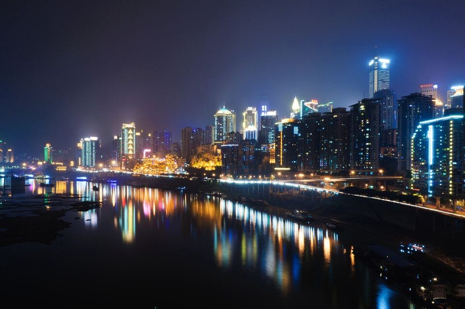 长江边上夜景<br />
拍于长江大桥上
