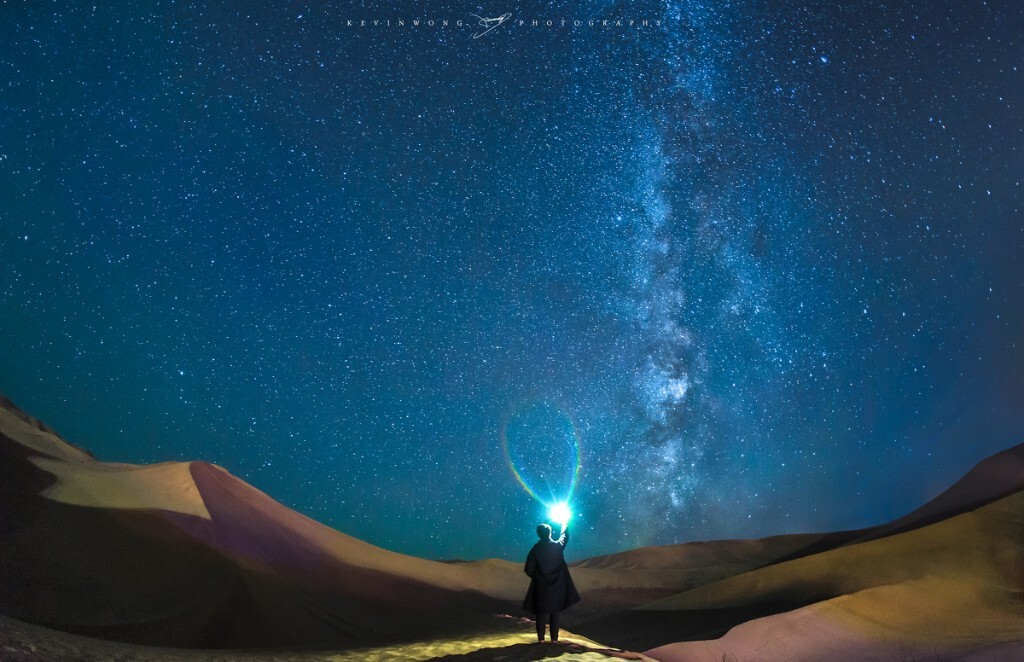 那晚在敦煌，等游客离去，只剩我、沙漠与漫天星辰。