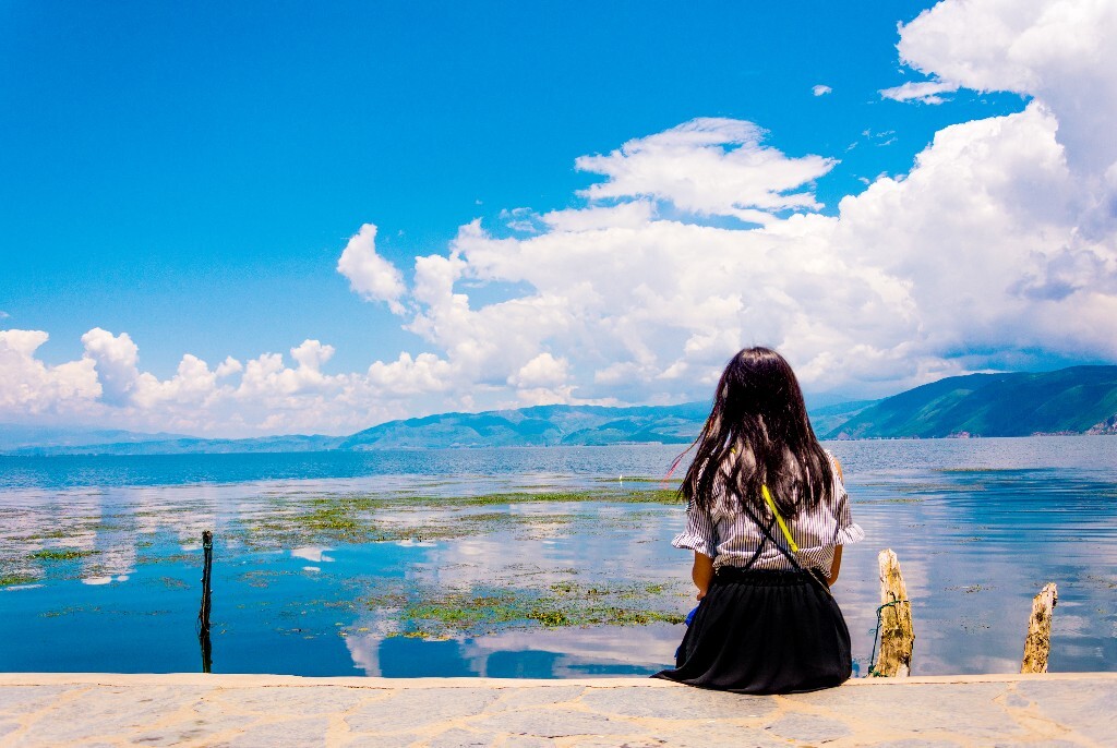 远方有多远?到天涯到海角!15年8月,东经:101°03 ,北纬:26°42 ,洱海旁我为你拍下张照片。我不知道你眼中眺望的远方在哪儿?但我却在想也许今生我们再也不会相见!