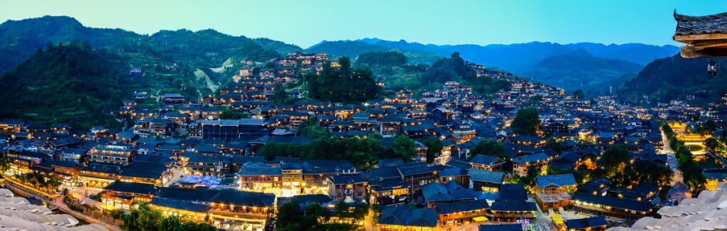 爬六角塔，爬千户苗寨。<br />
傍晚，我在西江千户爬楼拍苗寨，这次没有钢筋水泥，只有木板青瓦