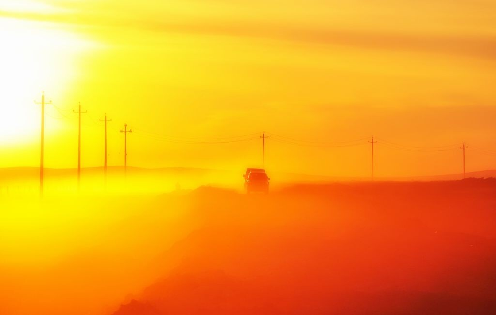 2014年10月4日 内蒙古中俄边境界河五卡处返回途中，正值夕阳西下，远处的迷雾其实是往来车辆扬起的尘沙，但此刻如仙境一般陶醉 一行所有人