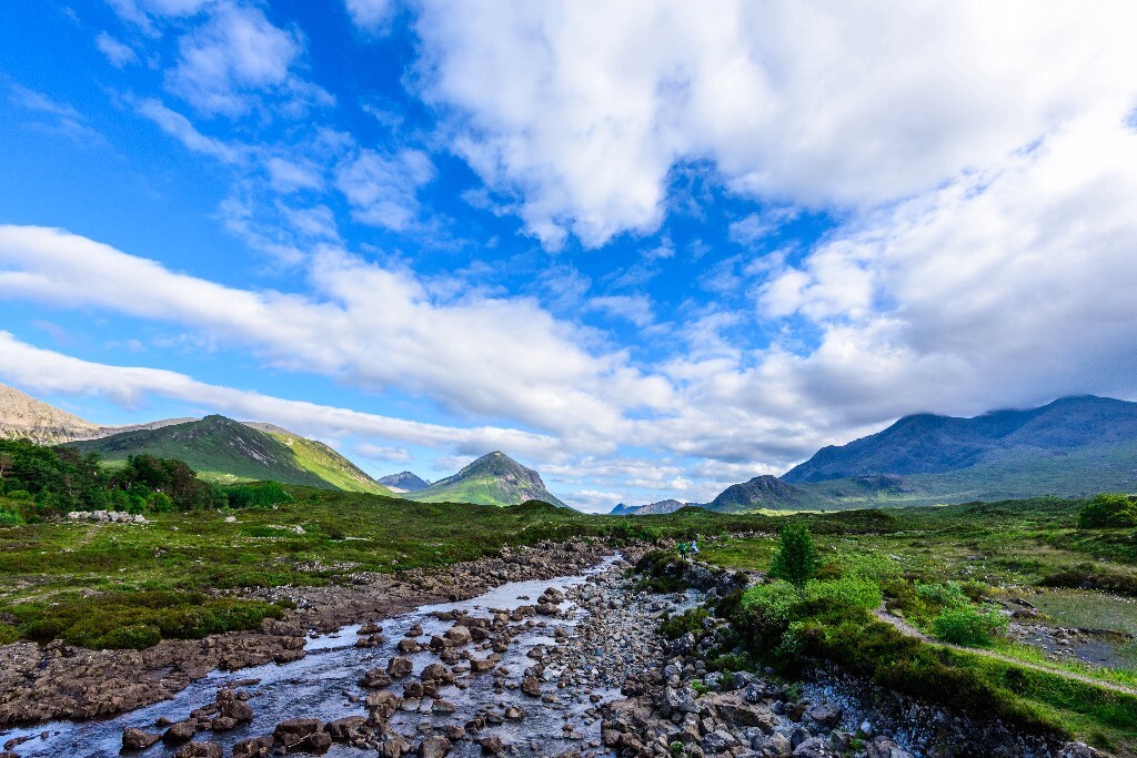斯凯岛上的River Sligachan缓缓穿过岛上密布的你泥炭沼泽，最终注入北海中。