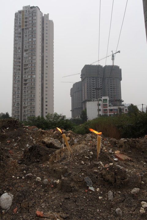 无言的见证<br />
留下一对蜡烛是想留下回家标识,还是想照亮回家的路......