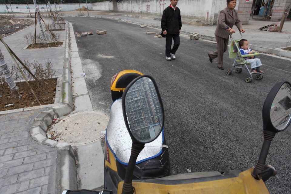 无言的见证<br />
巷道已变成宽敞平坦的路。
