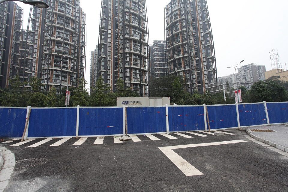 无言的见证<br />
这条路连接都市的繁华也连接回家的希望。