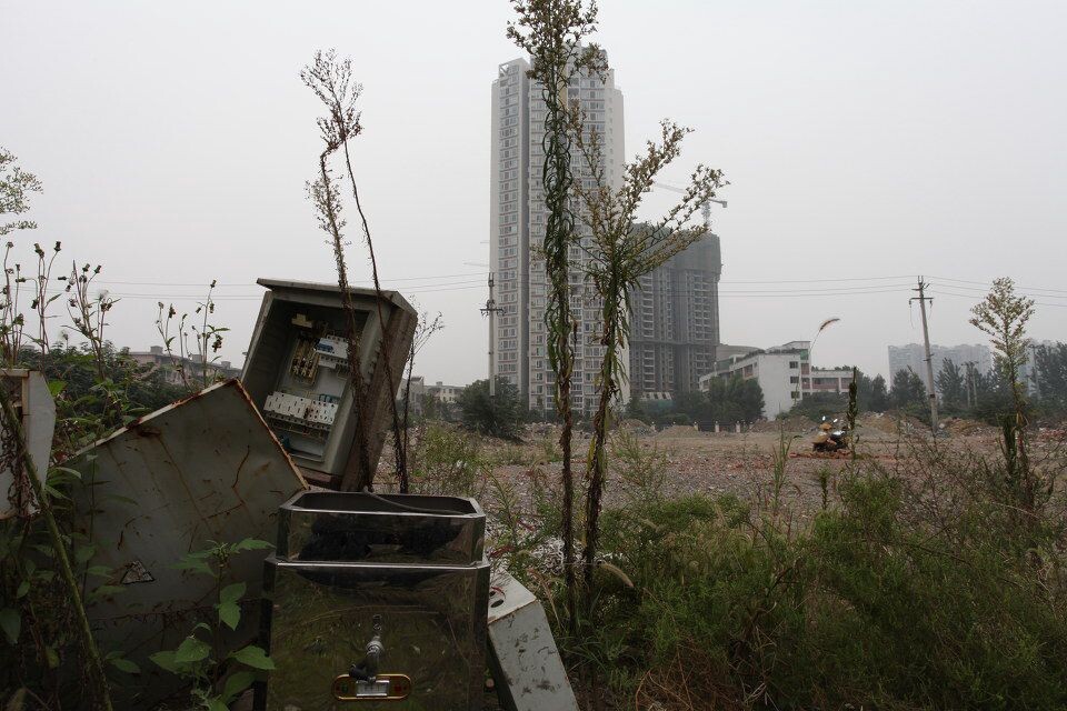 无言的见证<br />
废弃物见证了曾经忙碌拆迁工地。