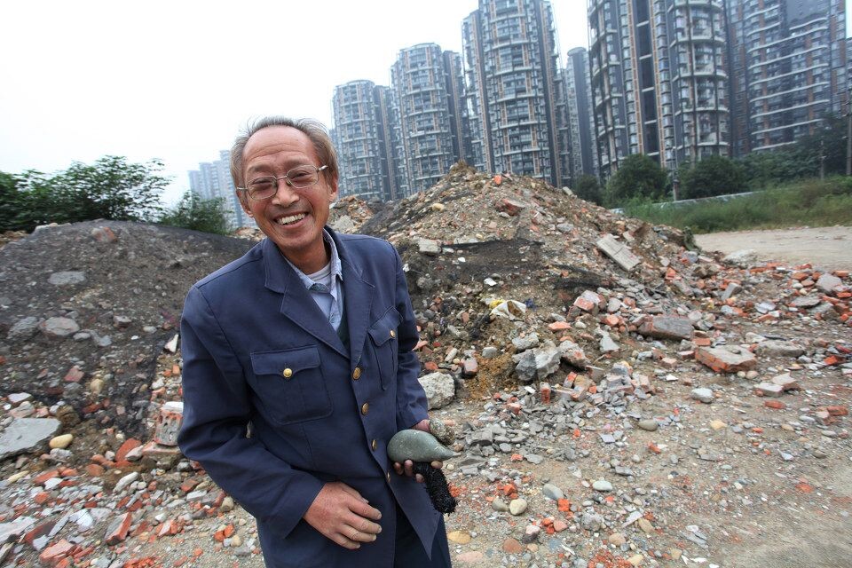无言的见证<br />
喜爱寻找收藏奇石的母先生,专爱在拆迁工地寻找奇石,推土机挖掘机帮了他大忙,既省事又安全。他走遍了东郊危旧房改造工地,和他的奇石一起见证了变迁。