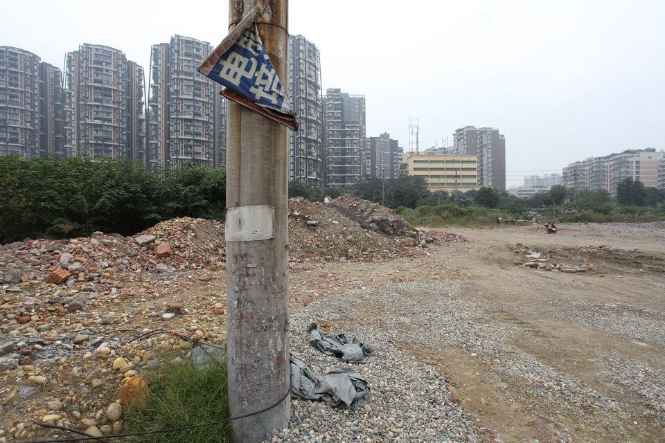 无言的见证<br />
电杆上的广告依然可见。