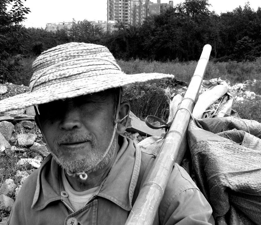 "安置"居民<br />
这没什么可捡,邻居大爷一脸无奈