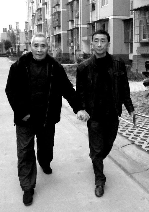 "安置"居民<br />
安置小区内尊老敬老也很多