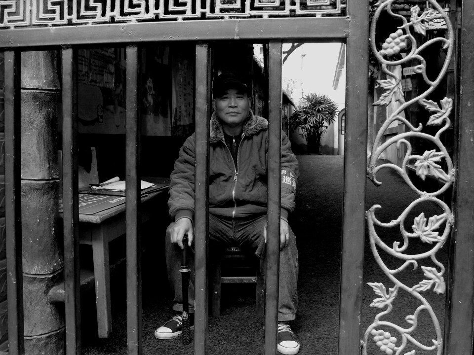 他们的2011年<br />
唐绪丰，某国营厂下岗工人，2008年至今在某幼儿园当保安，收入稳定。最高兴的事儿子在外企工作。心愿，儿子找个女朋友。