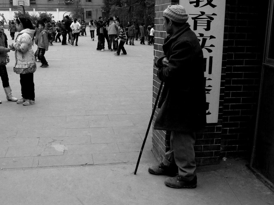 凌乱的记忆<br />
每天大爷都在校门外关注他的孙儿。