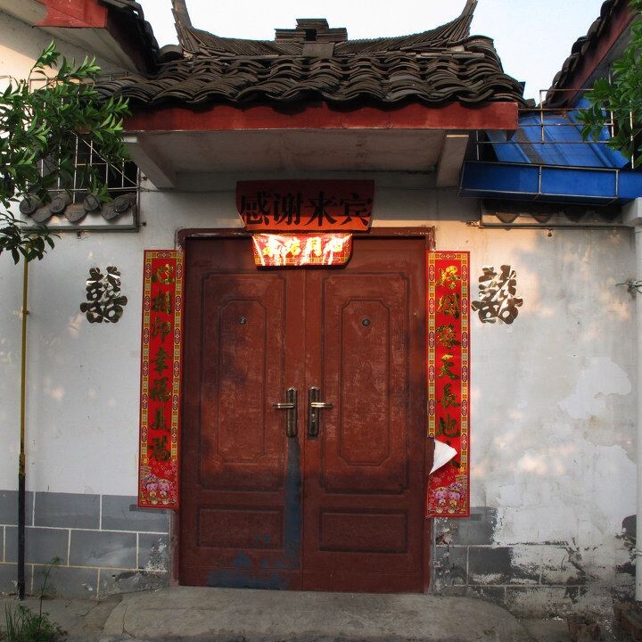 社会主义新农村----集中居住区见闻<br />
感恩之情门上可见.