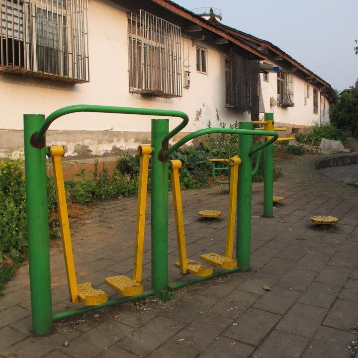 社会主义新农村----集中居住区见闻<br />
再也不需要靠抡锄头健身.