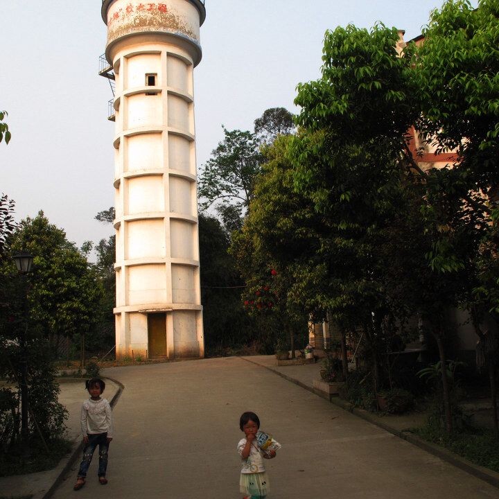 社会主义新农村----集中居住区见闻<br />
供水塔保障"小区"住户生活|用水.