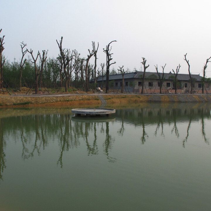 社会主义新农村----集中居住区见闻<br />
鱼塘