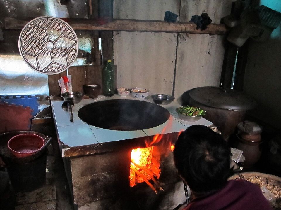 社会主义新农村----集中居住区见闻<br />
客人多了还得靠柴火.