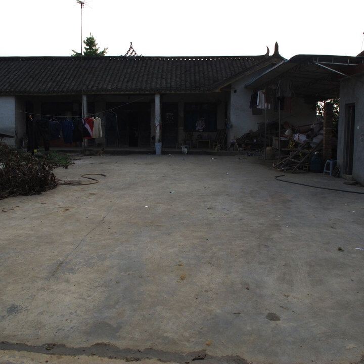 社会主义新农村----集中居住区见闻<br />
没交钱的仍然守着老屋.