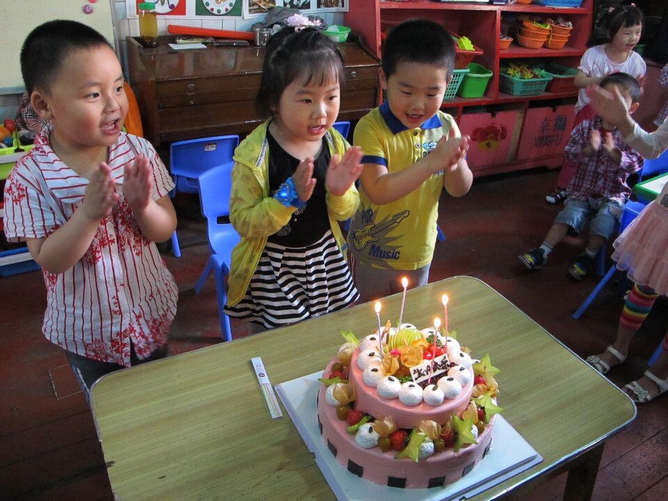一个小女孩的生日<br />
老师总算把主角哄起来唱&quot;祝你生日快乐&quot;。
