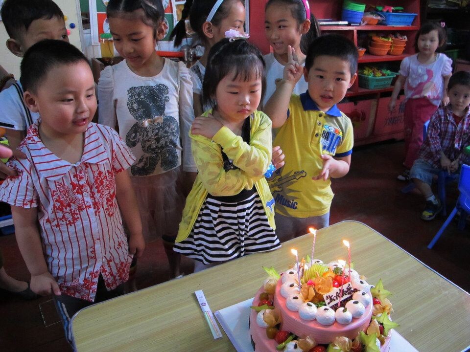 一个小女孩的生日<br />
但愿许愿能使她快乐一点。