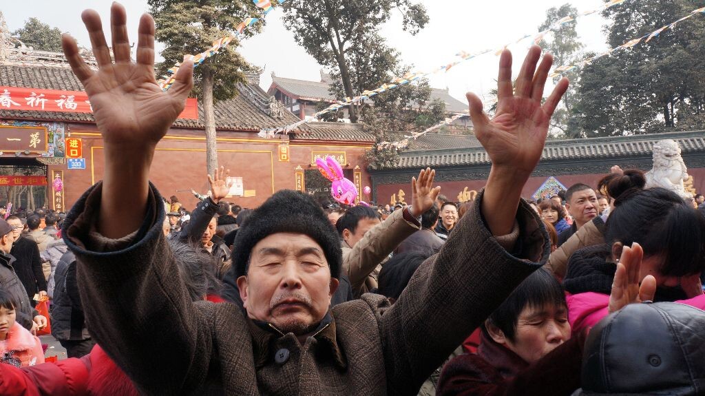 初一祈福手如林<br />