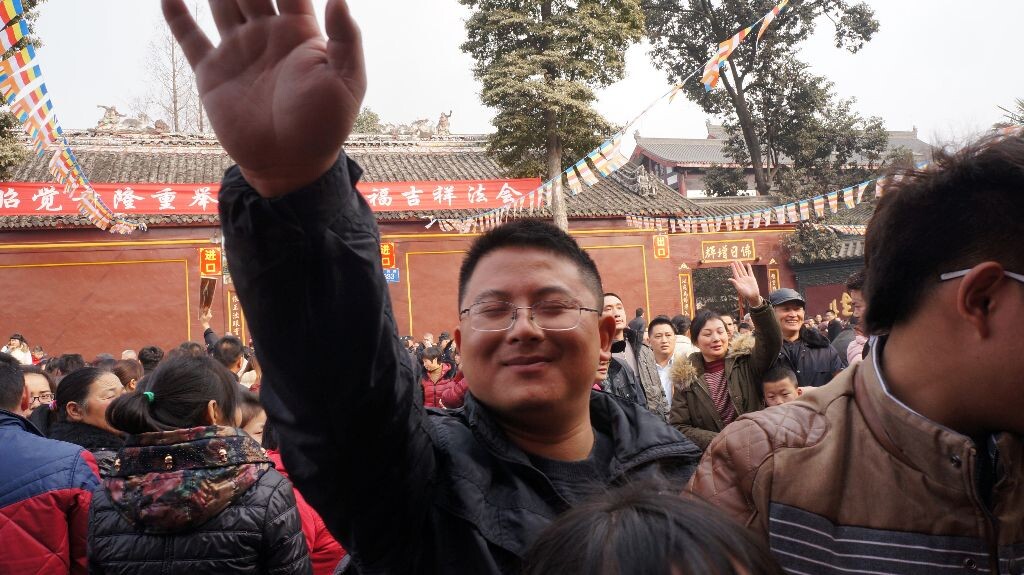 初一祈福手如林<br />