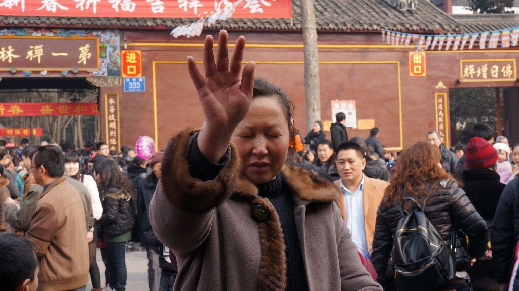 初一祈福手如林<br />