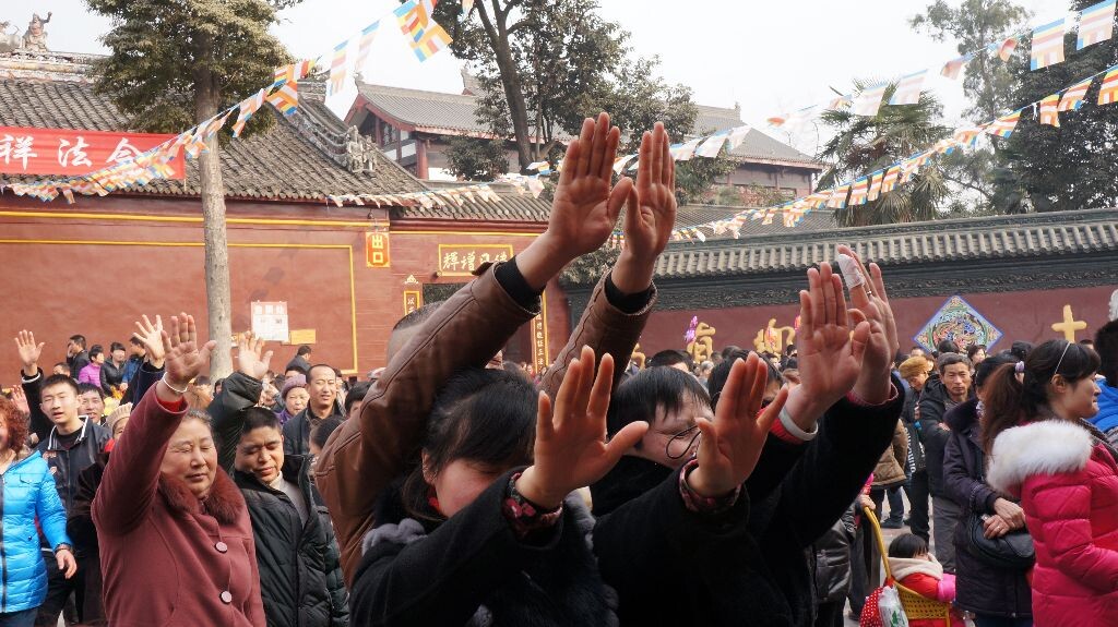 初一祈福手如林<br />