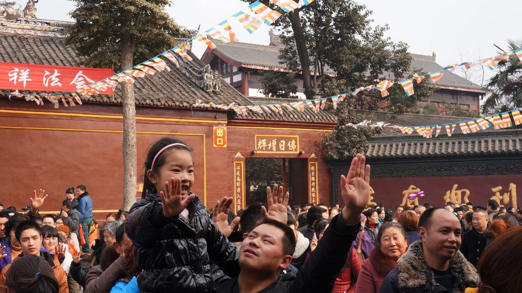 初一祈福手如林<br />
