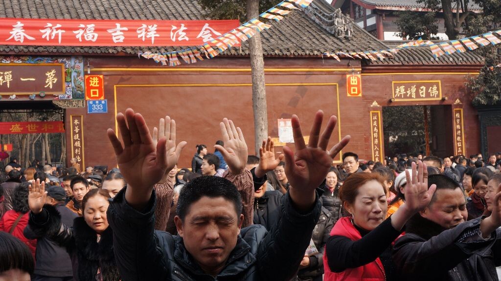 初一祈福手如林<br />