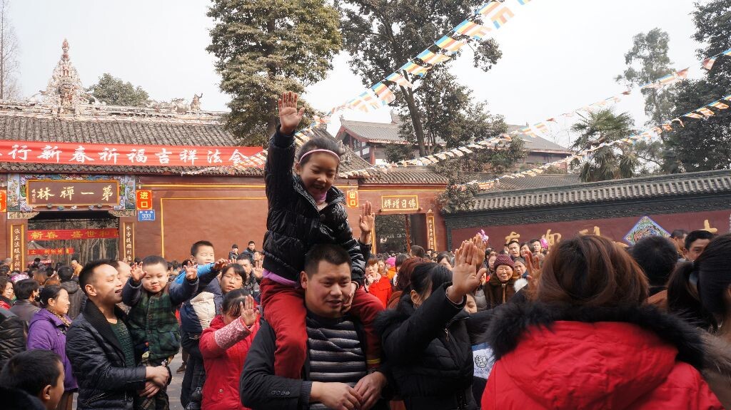 初一祈福手如林<br />